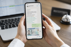 Ospite che invia documento di identità tramite WhatsApp per il check-in online in hotel o B&B.